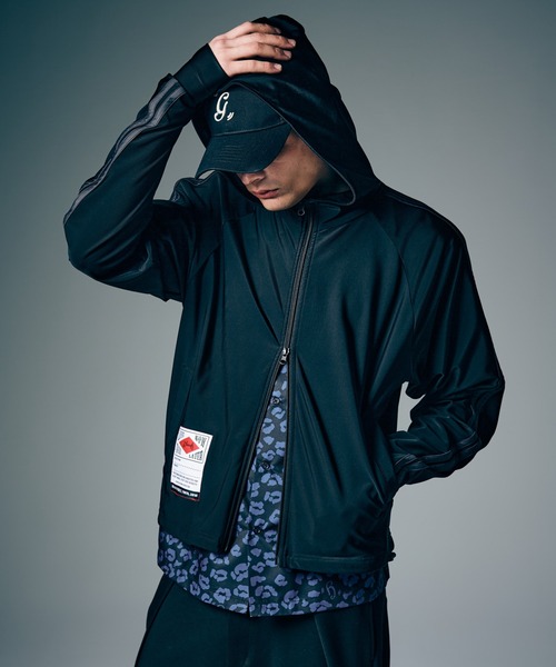 glamb(グラム)の「Rash Guard Hood Jersey / ラッシュガードフードジャージ(ジャージ・メンズ・ブラック/ワイン・S/M/L)」の2枚目の写真