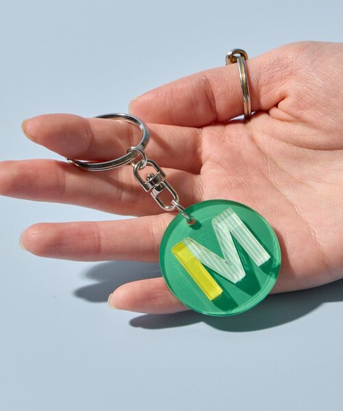 BIRTHDAY BAR（バースデイバー）の「Kindly Yours イニシャルキーチャーム（キーホルダー・レディース・グリーン/ホワイト/オレンジ/イエロー/パープル/ブルー・0）」の2枚目の写真