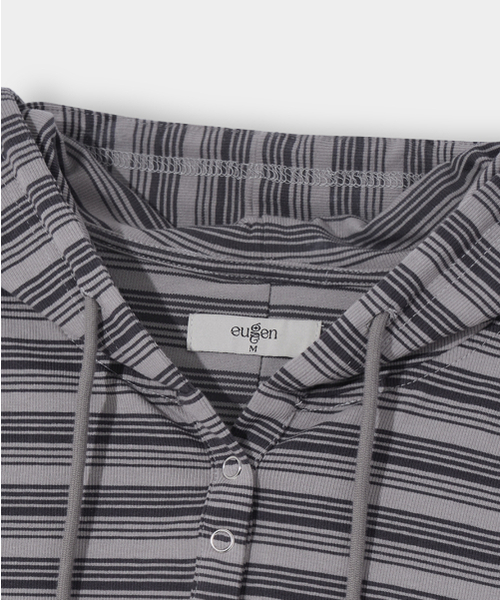 EUGGEN(ユジェン)の「ボタンフードパーカー ストライプ ロングスリーブTシャツ_グレー&チャコール(パーカー・レディース・その他・SMALL/MEDIUM)」の4枚目の写真