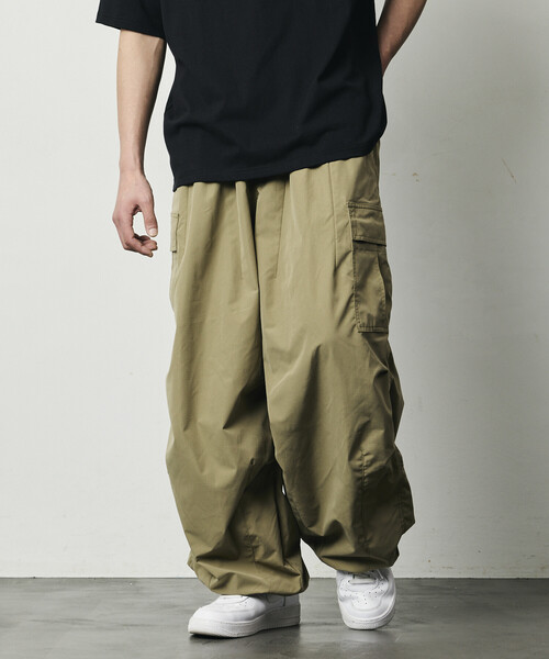 FREAK'S STORE（フリークスストア）の「限定展開 Quick Dry Fabric ワイドシルエット ポリリップクロス カーゴパンツ/UVカット/速乾（カーゴパンツ・メンズ・オリーブ/ブラック/チャコールグレー/ベージュ・SMALL/MEDIUM/LARGE）」の4枚目の写真