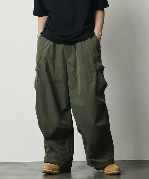 FREAK'S STORE（フリークスストア）の「限定展開 Quick Dry Fabric ワイドシルエット ポリリップクロス カーゴパンツ/UVカット/速乾（カーゴパンツ・メンズ・オリーブ/ブラック/チャコールグレー/ベージュ・SMALL/MEDIUM/LARGE）」の21枚目の写真