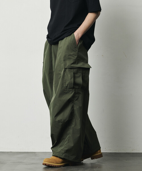 FREAK'S STORE（フリークスストア）の「限定展開 Quick Dry Fabric ワイドシルエット ポリリップクロス カーゴパンツ/UVカット/速乾（カーゴパンツ・メンズ・オリーブ/ブラック/チャコールグレー/ベージュ・SMALL/MEDIUM/LARGE）」の19枚目の写真