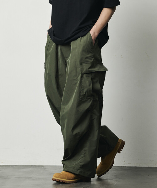 FREAK'S STORE（フリークスストア）の「限定展開 Quick Dry Fabric ワイドシルエット ポリリップクロス カーゴパンツ/UVカット/速乾（カーゴパンツ・メンズ・オリーブ/ブラック/チャコールグレー/ベージュ・SMALL/MEDIUM/LARGE）」の18枚目の写真