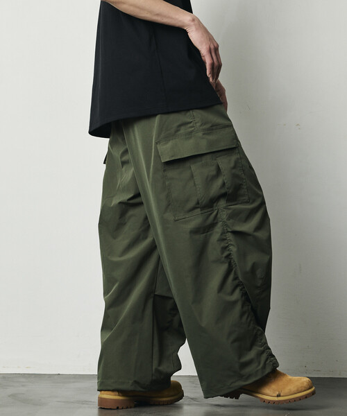 FREAK'S STORE（フリークスストア）の「限定展開 Quick Dry Fabric ワイドシルエット ポリリップクロス カーゴパンツ/UVカット/速乾（カーゴパンツ・メンズ・オリーブ/ブラック/チャコールグレー/ベージュ・SMALL/MEDIUM/LARGE）」の16枚目の写真