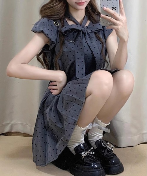 &soiree(アンドソワレ)の「リボンタイドット柄プリーツミニワンピース(ワンピース・レディース・グレー・SMALL/MEDIUM/LARGE/X-LARGE)」の4枚目の写真