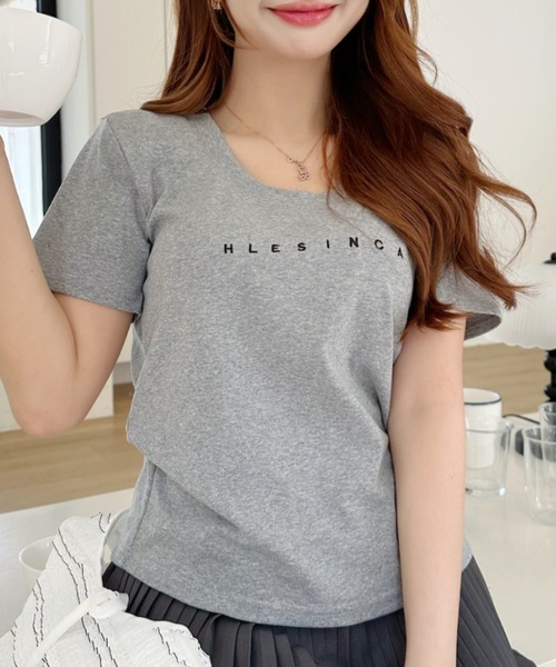 Ada.（エイダ）の「フロントミニ刺繍ロゴ サイドギャザーコンパクトＴシャツ（Tシャツ/カットソー・レディース・ホワイト/グレー/ブラック・FREE）」の3枚目の写真
