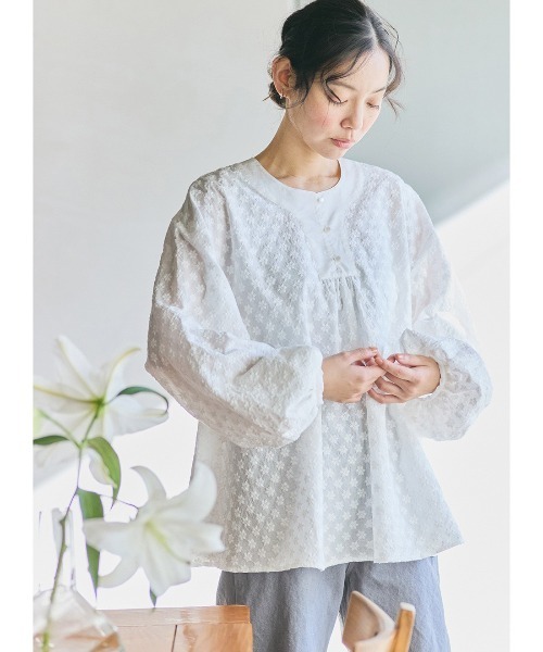 and myera(アンド マイラ)の「and myera 花摘みブラウス(シャツ/ブラウス・レディース・ホワイト・LL/L/M)」の1枚目の写真