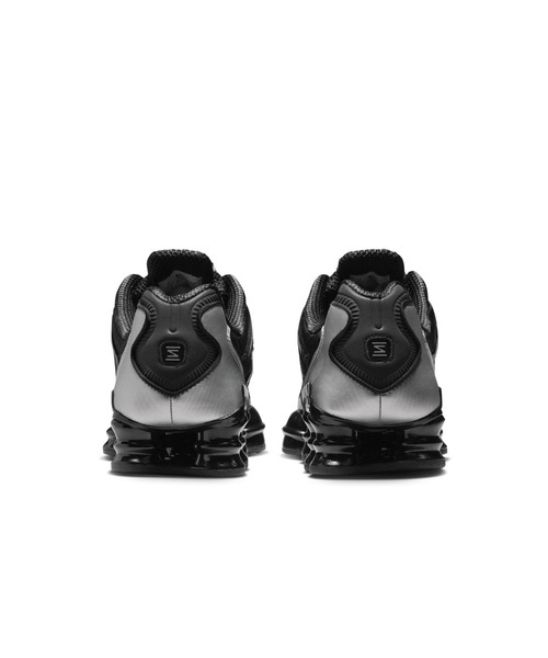 NIKE（ナイキ）の「NIKE/ナイキ WS ｼｮｯｸｽ TL（スニーカー・レディース・ブラック×シルバー・25.5cm/26cm/26.5cm/27cm/27.5cm/28cm/28.5cm/29cm/30cm/25cm/24.5cm/24cm/23.5cm/23cm）」の2枚目の写真