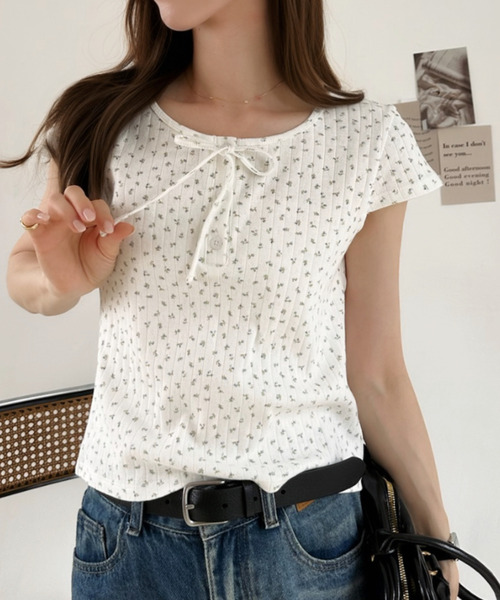 Ada.（エイダ）の「ヘンリーネック 花柄 カットソー ◎（Tシャツ/カットソー・レディース・オートミール/オフホワイト/アイボリー・FREE）」の4枚目の写真