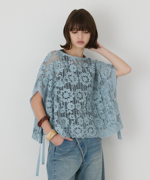 GRACE CONTINENTAL(グレースコンチネンタル)の「メッシュエンブロイダリーポンチョトップ(その他トップス・レディース・キナリ/サックスブルー・36)」の2枚目の写真