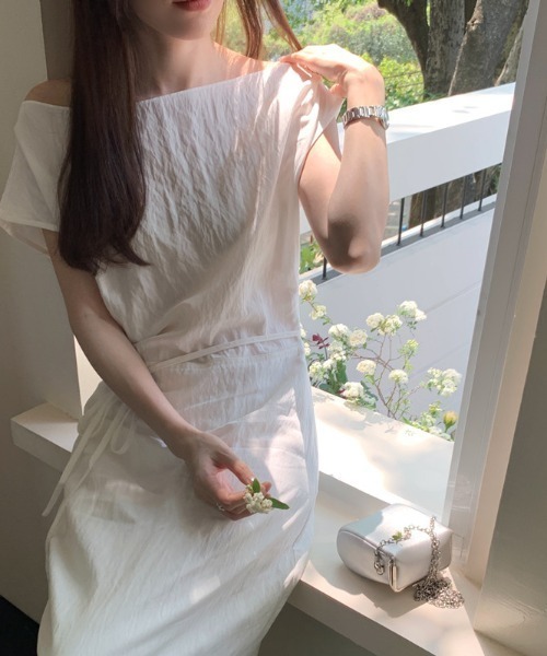 AMAJI（アマジ）の「アシンメトリーショルダー ノースリーブ リボン付き ワンピース（ワンピース・レディース・ホワイト/ブラック/レッド・FREE）」の4枚目の写真