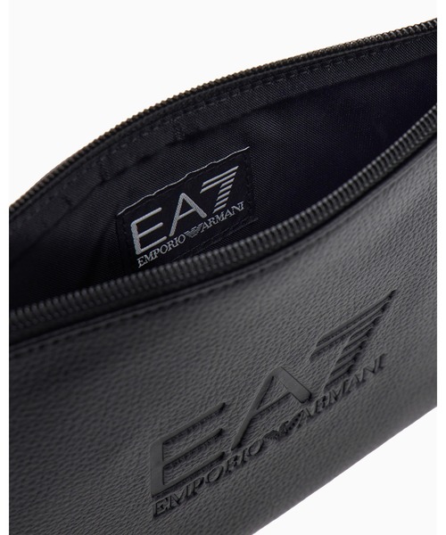 EMPORIO ARMANI EA7(エンポリオアルマーニイーエーセブン)の「<オンライン限定>【エンポリオ アルマーニ EA7】シボ加工 ロゴエンボス リストストラップ付き クラッチバック ポーチ(クラッチバッグ・レディース・ブラック・FREE)」の6枚目の写真