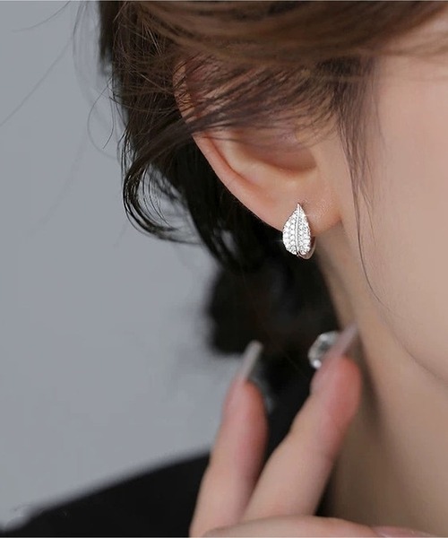LA VORAGINE（ラ ヴォラジネ）の「キュービックジルコニア 葉っぱモチーフピアス 3 カラー（ピアス（両耳用）・レディース・D/GOLD/Silver・FREE）」の4枚目の写真