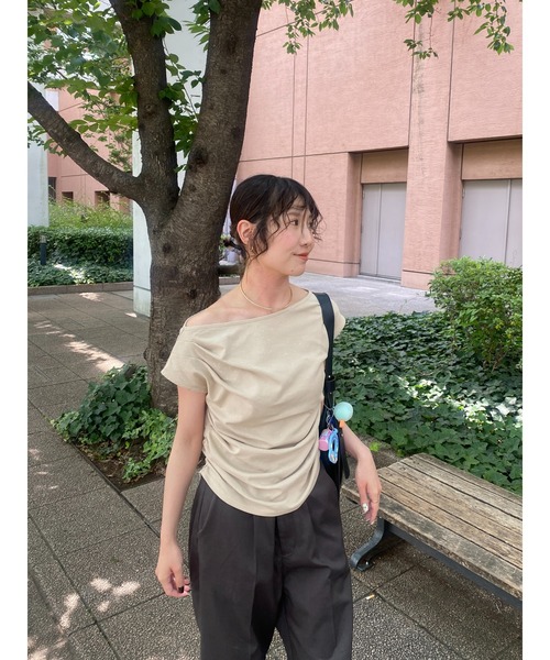 raffime(ラフィミー)の「【Raffime】ラメドレープトップス/Tシャツ(Tシャツ/カットソー・レディース・ベージュ/ブラック/クリーム・フリー)」の6枚目の写真