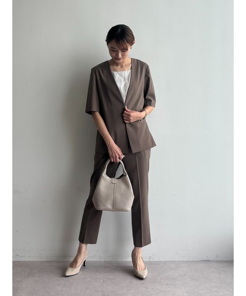 GALLORIA(ギャローリア)の「【セットアップで着られる】接触冷感・吸汗速乾 ブリーズノーカラー半袖JK(ノーカラージャケット・レディース・チャコールグレー/ブラウン・L/LL/M/S)」の11枚目の写真
