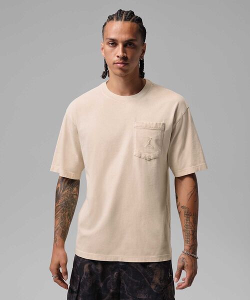 JORDAN BRAND(ジョーダンブランド)の「ジョーダン ブルックリン メンズ ポケット Tシャツ / Jordan Brooklyn Men's Pocket T-Shirt IM9980-203 Legend Light Brown(Tシャツ/カットソー・メンズ・ブラウン系その他2・L/XL/S/M)」の1枚目の写真