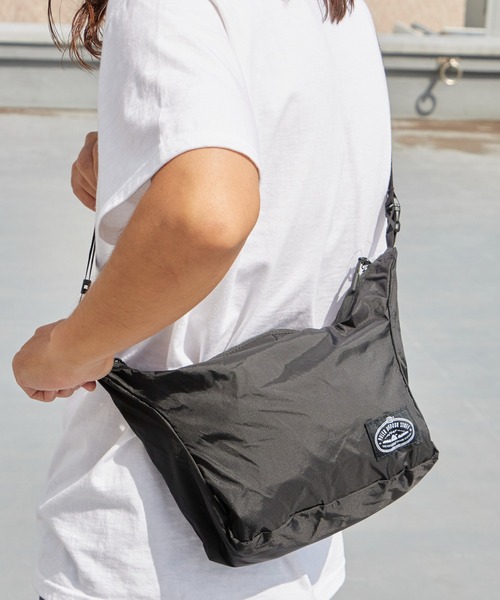 POLeR（ポーラー）の「POLeR/ポーラー LIGHT STUFF STROLL SHOULDER ライトスタッフストロールショルダー ショルダーバッグ サコッシュ 撥水 パッカブル ポケッタブル 折り畳み収納可能 コンパクト メンズ レディース 秋 秋服 2026年秋冬（ショルダーバッグ・メンズ・ブラック/イエロー/マルチ・FREE）」の16枚目の写真