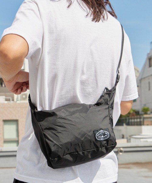 POLeR（ポーラー）の「POLeR/ポーラー LIGHT STUFF STROLL SHOULDER ライトスタッフストロールショルダー ショルダーバッグ サコッシュ 撥水 パッカブル ポケッタブル 折り畳み収納可能 コンパクト メンズ レディース 秋 秋服 2026年秋冬（ショルダーバッグ・メンズ・ブラック/イエロー/マルチ・FREE）」の15枚目の写真