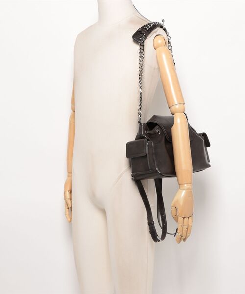 CHARLES & KEITH（チャールズ & キース）の「Noane ノアン サイドポケット バケットバッグ（ショルダーバッグ・レディース・ダークブラウン・M）」の9枚目の写真