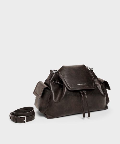 CHARLES & KEITH（チャールズ & キース）の「Noane ノアン サイドポケット バケットバッグ（ショルダーバッグ・レディース・ダークブラウン・M）」の2枚目の写真