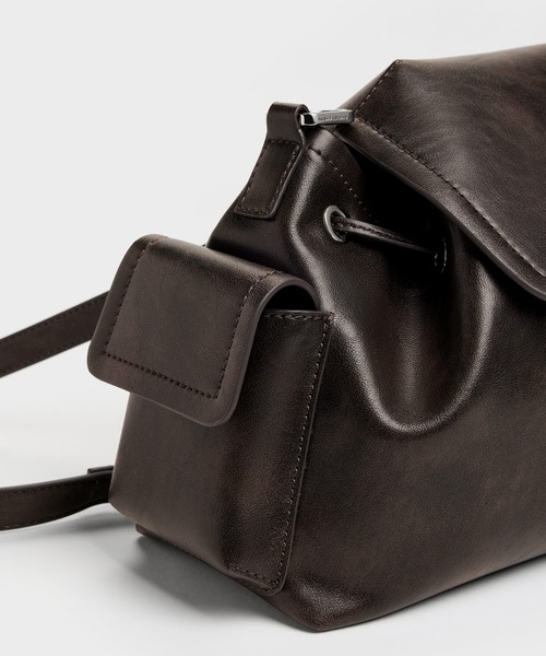CHARLES & KEITH（チャールズ & キース）の「Noane ノアン サイドポケット バケットバッグ（ショルダーバッグ・レディース・ダークブラウン・M）」の4枚目の写真