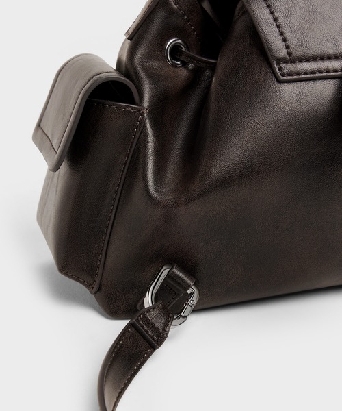 CHARLES & KEITH（チャールズ & キース）の「Noane ノアン サイドポケット バケットバッグ（ショルダーバッグ・レディース・ダークブラウン・M）」の6枚目の写真