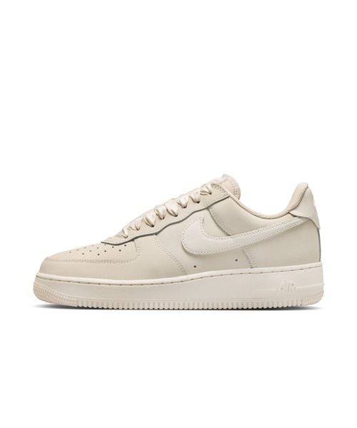NIKE（ナイキ）の「NIKE/ナイキ WS ｴｱ ﾌｫｰｽ 1 ﾚﾄﾛ PRM（スニーカー・レディース・ベージュ・24cm/23.5cm/23cm/22.5cm/25cm/24.5cm/22cm）」の2枚目の写真