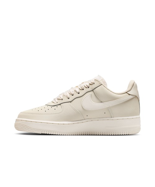 NIKE（ナイキ）の「NIKE/ナイキ WS ｴｱ ﾌｫｰｽ 1 ﾚﾄﾛ PRM（スニーカー・レディース・ベージュ・24cm/23.5cm/23cm/22.5cm/25cm/24.5cm/22cm）」の3枚目の写真