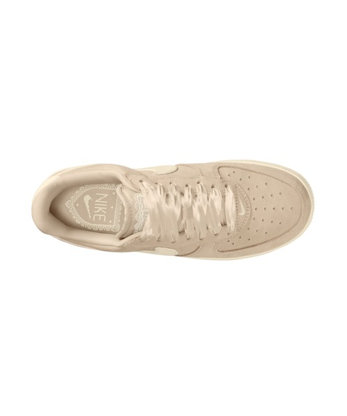 NIKE（ナイキ）の「NIKE/ナイキ WS ｴｱ ﾌｫｰｽ 1 ﾚﾄﾛ PRM（スニーカー・レディース・ベージュ・24cm/23.5cm/23cm/22.5cm/25cm/24.5cm/22cm）」の6枚目の写真