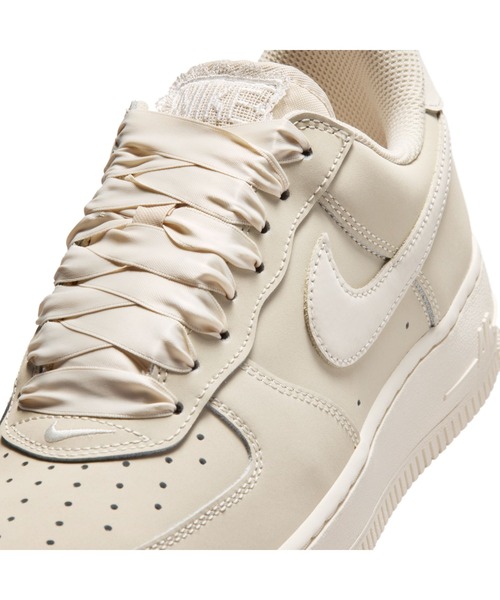 NIKE（ナイキ）の「NIKE/ナイキ WS ｴｱ ﾌｫｰｽ 1 ﾚﾄﾛ PRM（スニーカー・レディース・ベージュ・24cm/23.5cm/23cm/22.5cm/25cm/24.5cm/22cm）」の8枚目の写真