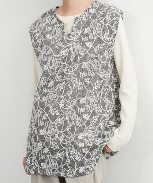 Sew loop(ソーループ)の「バラ柄チェーンステッチ総刺繍ニットソーキーネックチュニックベスト(ベスト・レディース・グレー・M)」の5枚目の写真