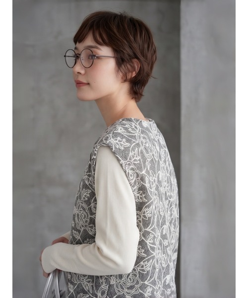 Sew loop(ソーループ)の「バラ柄チェーンステッチ総刺繍ニットソーキーネックチュニックベスト(ベスト・レディース・グレー・M)」の8枚目の写真