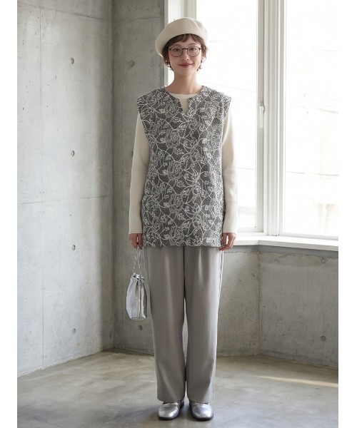 Sew loop(ソーループ)の「バラ柄チェーンステッチ総刺繍ニットソーキーネックチュニックベスト(ベスト・レディース・グレー・M)」の2枚目の写真