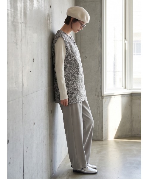 Sew loop(ソーループ)の「バラ柄チェーンステッチ総刺繍ニットソーキーネックチュニックベスト(ベスト・レディース・グレー・M)」の4枚目の写真