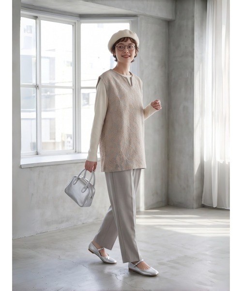 Sew loop(ソーループ)の「バラ柄チェーンステッチ総刺繍ニットソーキーネックチュニックベスト(ベスト・レディース・グレー・M)」の11枚目の写真