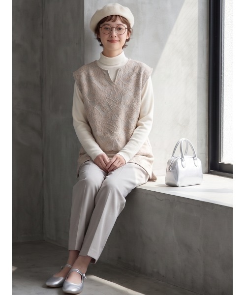 Sew loop(ソーループ)の「バラ柄チェーンステッチ総刺繍ニットソーキーネックチュニックベスト(ベスト・レディース・グレー・M)」の13枚目の写真