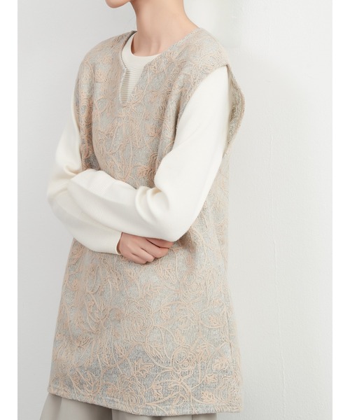 Sew loop(ソーループ)の「バラ柄チェーンステッチ総刺繍ニットソーキーネックチュニックベスト(ベスト・レディース・グレー・M)」の16枚目の写真