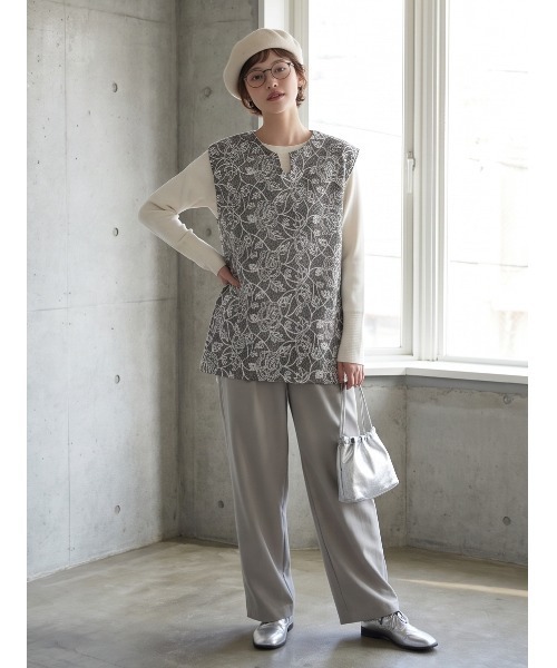 Sew loop(ソーループ)の「バラ柄チェーンステッチ総刺繍ニットソーキーネックチュニックベスト(ベスト・レディース・グレー・M)」の3枚目の写真