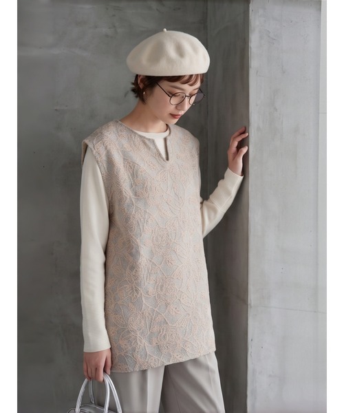 Sew loop(ソーループ)の「バラ柄チェーンステッチ総刺繍ニットソーキーネックチュニックベスト(ベスト・レディース・グレー・M)」の10枚目の写真