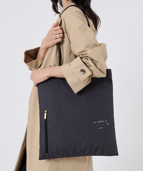 LeSportsac(レスポートサック)の「IN MIND VERTICAL TOTE アーバンフォグスクリプト(トートバッグ・レディース・グレー・FREE)」の2枚目の写真