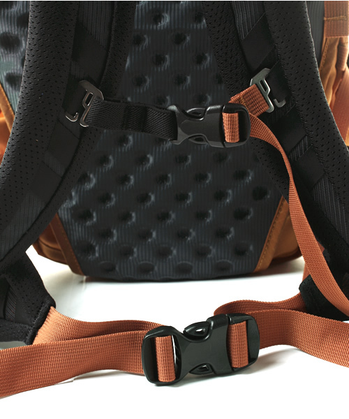 BEAMS(ビームス)の「ARC'TERYX / “AXIOS 25”(バックパック/リュック・メンズ・オレンジ・25リッター)」の8枚目の写真