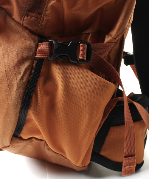 BEAMS(ビームス)の「ARC'TERYX / “AXIOS 25”(バックパック/リュック・メンズ・オレンジ・25リッター)」の5枚目の写真