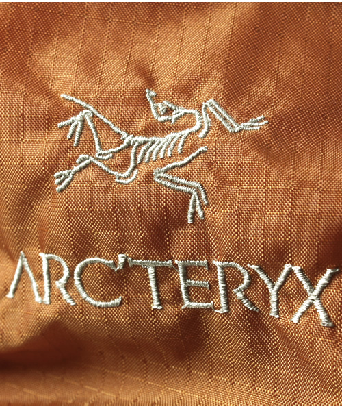 BEAMS(ビームス)の「ARC'TERYX / “AXIOS 25”(バックパック/リュック・メンズ・オレンジ・25リッター)」の4枚目の写真