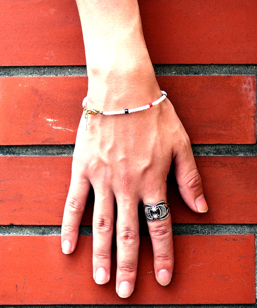 BEAMS（ビームス）の「ROSETTA PRAYER / シングルブレス（ブレスレット・メンズ・ホワイト/ブラック/レッド/ネイビー・ONE SIZE）」の2枚目の写真