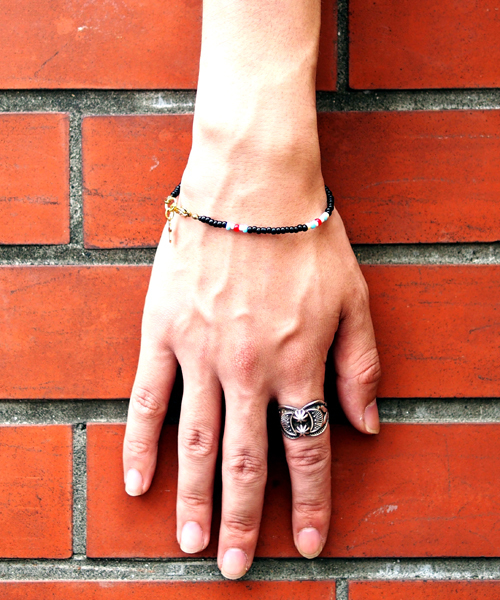 BEAMS（ビームス）の「ROSETTA PRAYER / シングルブレス（ブレスレット・メンズ・ホワイト/ブラック/レッド/ネイビー・ONE SIZE）」の3枚目の写真