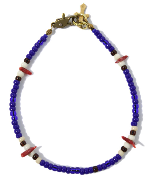 BEAMS（ビームス）の「ROSETTA PRAYER / シングルブレス（ブレスレット・メンズ・ホワイト/ブラック/レッド/ネイビー・ONE SIZE）」の4枚目の写真