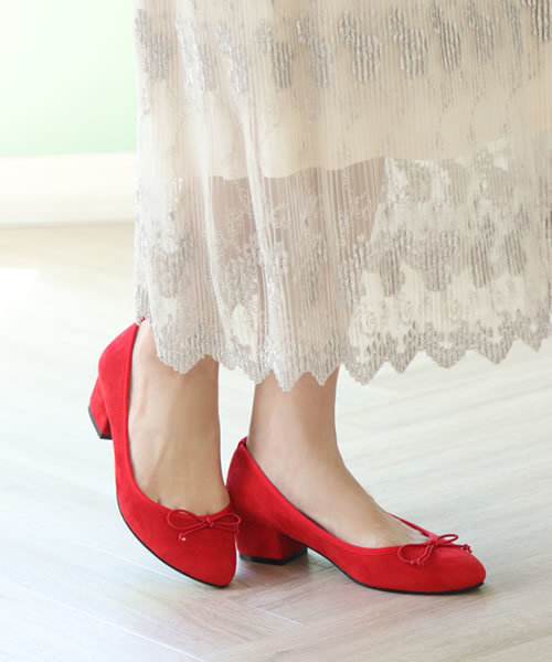 SESTO（セスト）の「チャンキーヒールポインテッドトゥリボン付きパンプス（バレエシューズ・レディース・グレイッシュベージュ/ブラック系その他/ブラック/ブラック系その他2/マスタード/レッド/レオパード/ベージュ系その他2/グリーン/ベージュ系その他/ピンク/ボルドー/パイソン/イエロー/ブルー/ホワイト/ゴールド/シルバー・22.0cm/24.5cm/25.5cm/25.0cm/23.5cm/21.5㎝/24.0cm/22.5cm/23.0cm/21.5cm）」の13枚目の写真