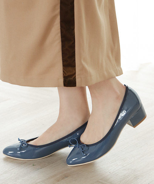 SESTO（セスト）の「チャンキーヒールポインテッドトゥリボン付きパンプス（バレエシューズ・レディース・グレイッシュベージュ/ブラック系その他/ブラック/ブラック系その他2/マスタード/レッド/レオパード/ベージュ系その他2/グリーン/ベージュ系その他/ピンク/ボルドー/パイソン/イエロー/ブルー/ホワイト/ゴールド/シルバー・22.0cm/24.5cm/25.5cm/25.0cm/23.5cm/21.5㎝/24.0cm/22.5cm/23.0cm/21.5cm）」の21枚目の写真