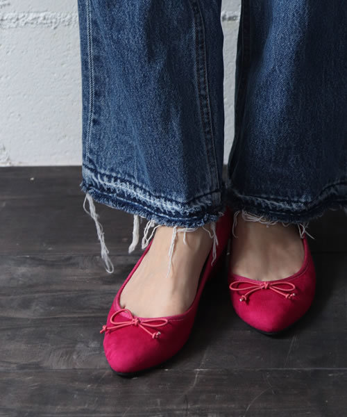 SESTO（セスト）の「チャンキーヒールポインテッドトゥリボン付きパンプス（バレエシューズ・レディース・グレイッシュベージュ/ブラック系その他/ブラック/ブラック系その他2/マスタード/レッド/レオパード/ベージュ系その他2/グリーン/ベージュ系その他/ピンク/ボルドー/パイソン/イエロー/ブルー/ホワイト/ゴールド/シルバー・22.0cm/24.5cm/25.5cm/25.0cm/23.5cm/21.5㎝/24.0cm/22.5cm/23.0cm/21.5cm）」の22枚目の写真