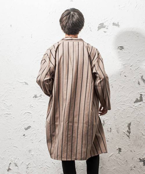 MinoriTY（マイノリティ）の「ビッグシルエットストライプノーカラーガウン ロングカーディガン（その他アウター・メンズ・モカ/ベージュ/ブラック・M/L）」の8枚目の写真